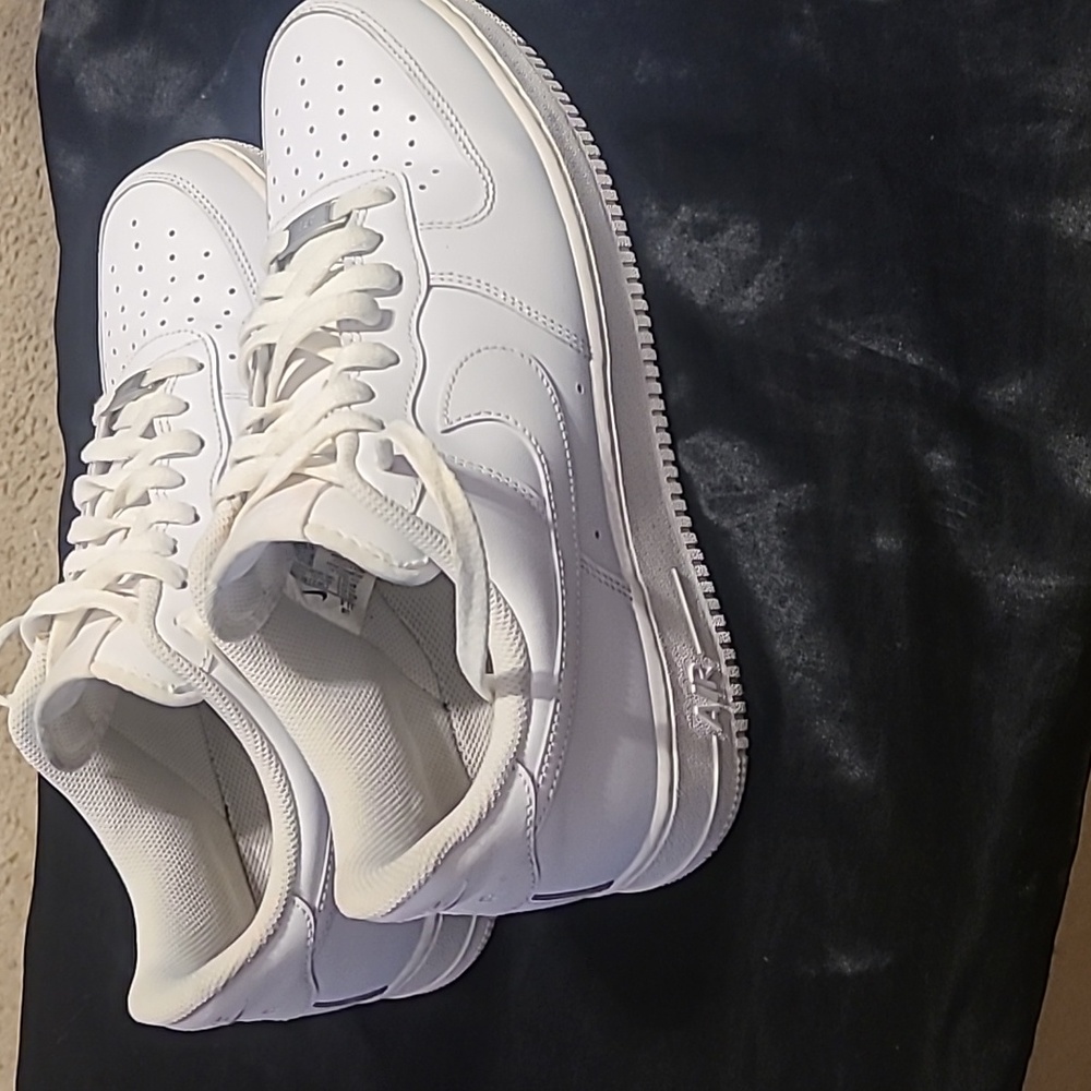 White Nike AIR FORCE 1S (2)
